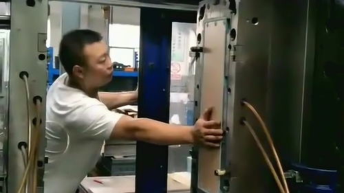 木板注塑封边模具,这样的技术工业,感觉和高科技产品还差点火候